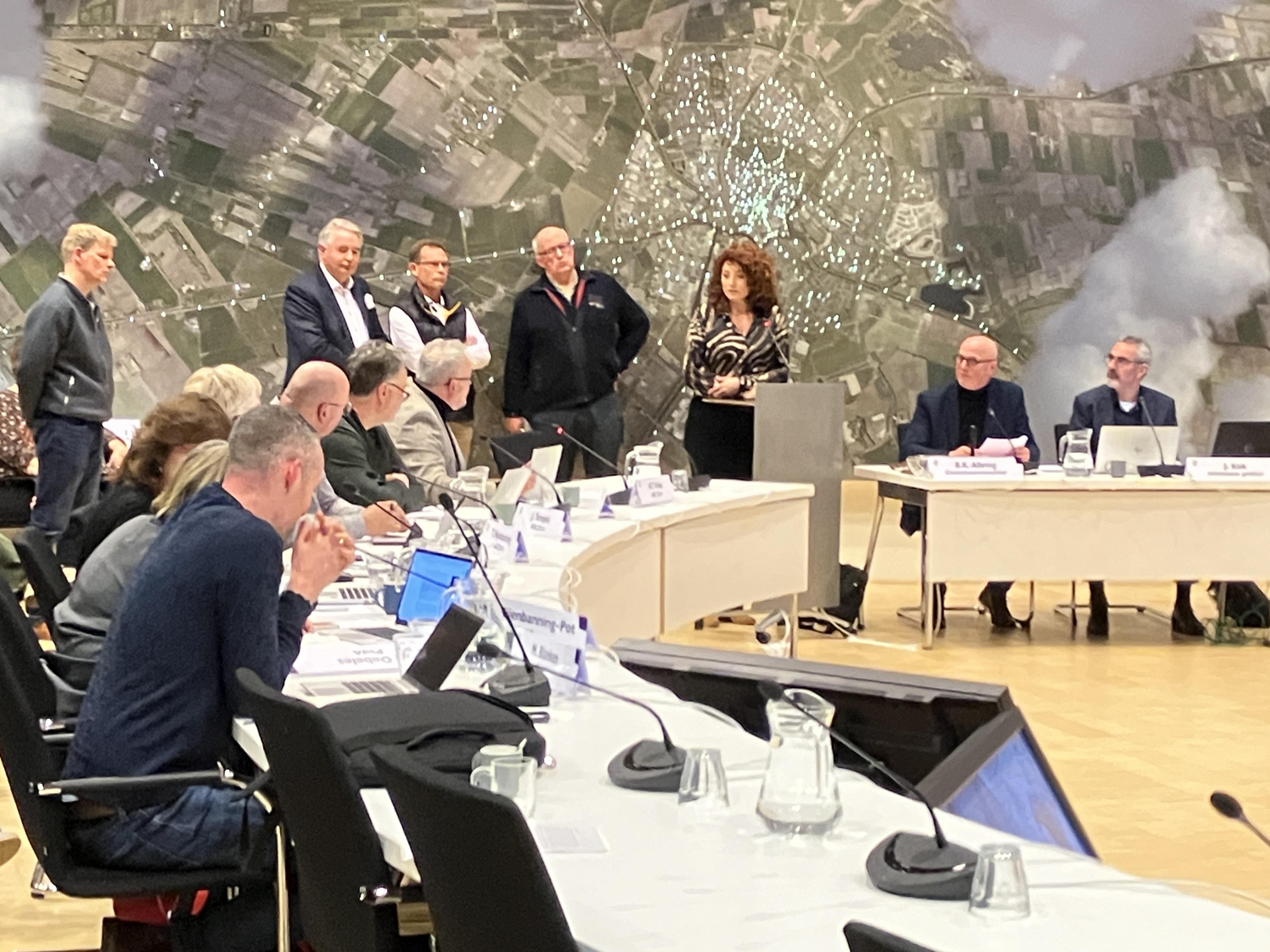 Ondernemers roeren zich in de raadzaal van Coevorden.