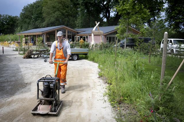 Er wordt hard gewerkt  om De Kleine Wereld klaar te maken voor de ontvangst van gasten.