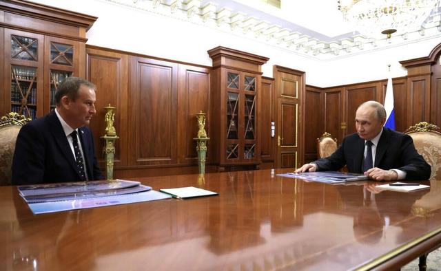 De gouverneur van de Russische regio Leningrad, Aleksander Drozdenko, met Vladimir Poetin. 
