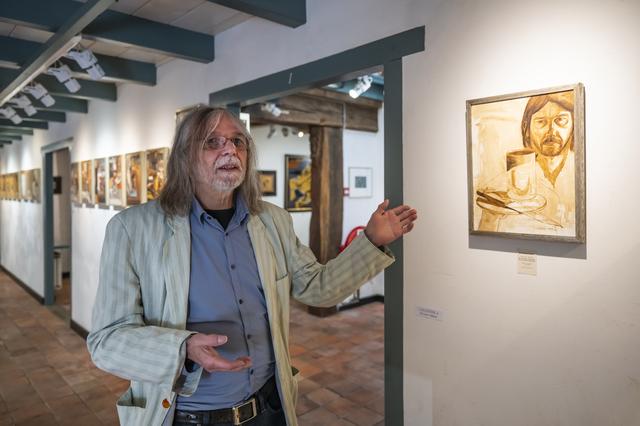 Møhlmann leidt rond in zijn museum.