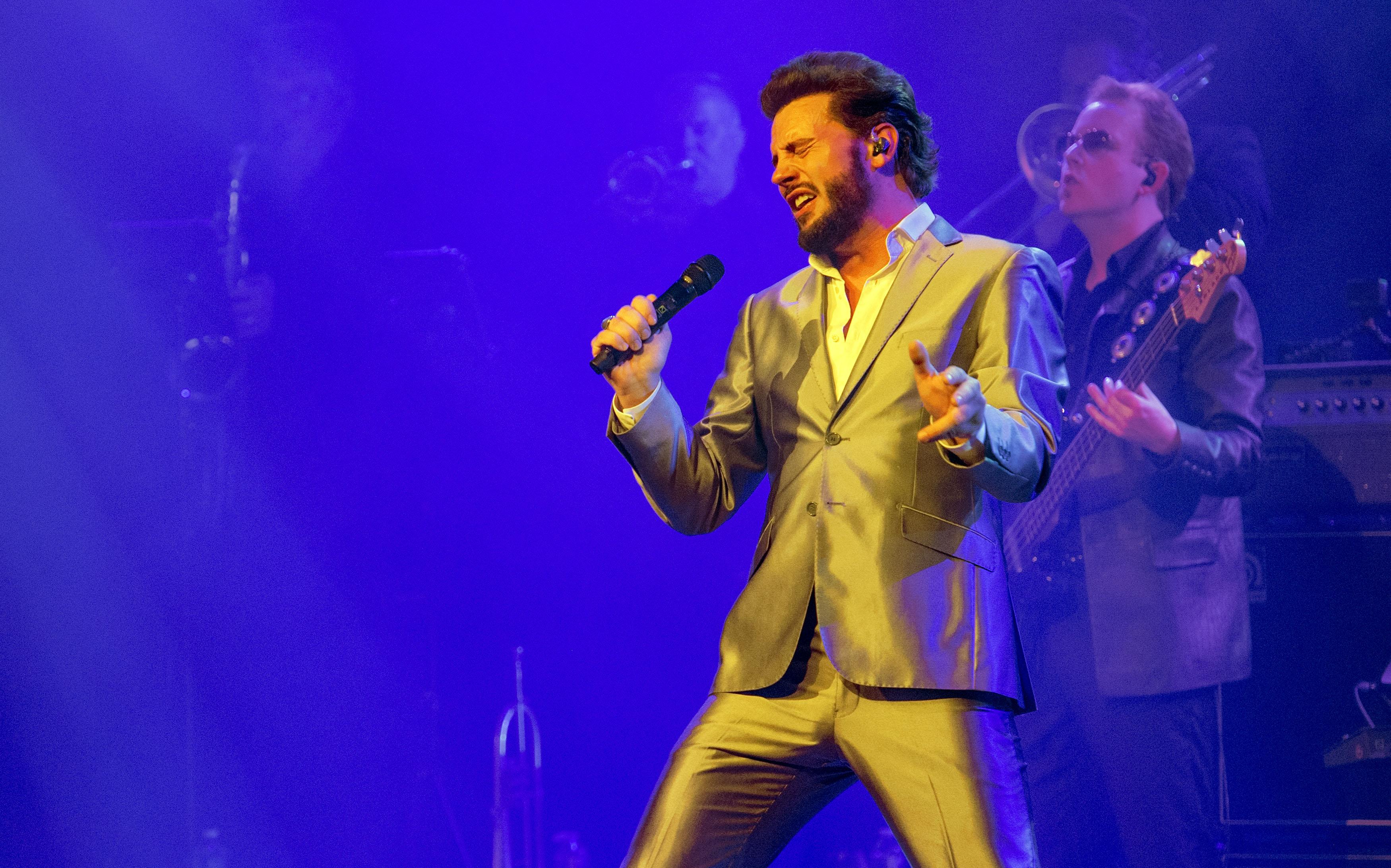Bouke in zijn element, op het podium met nummers van Elvis.