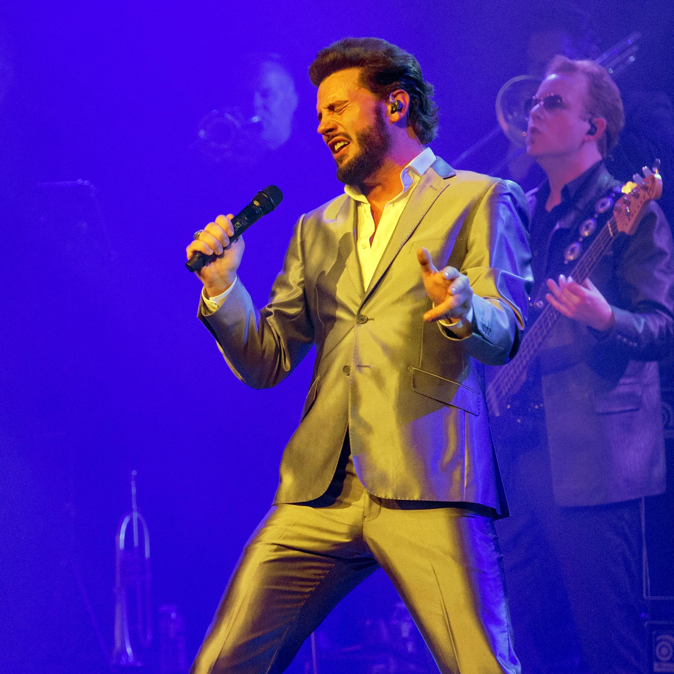 Bouke in zijn element, op het podium met nummers van Elvis.