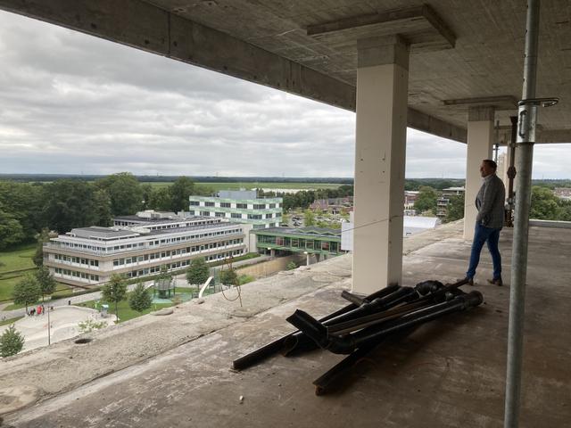 Jorgen Kruit op de ontmantelde 'Belastingflat' in Emmen. Op achtergrond het gemeentehuis.