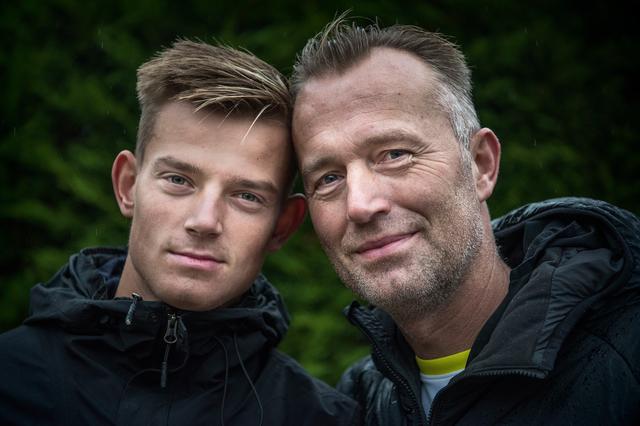  Niels Visker en zijn vader Alwin in 2020, toen Niels net was gestart met zijn profloopbaan.  