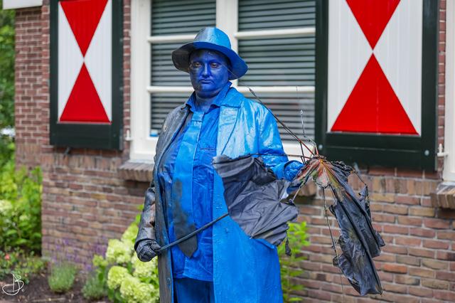 Tijdens de Open Drentse Kampioenschappen Levende Standbeelden halen deelnemers alles uit de kast.
