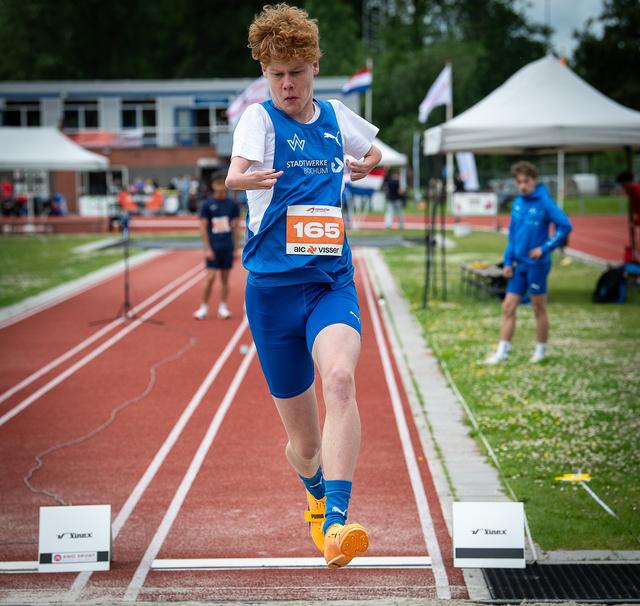Simon Theis uit Duitsland is de verste springer van de dag in Assen. 