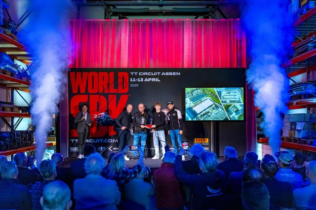 Technische mannen Tammo Uil en Appie Dijkema en coureurs Loris Veneman en Michael van der Mark verrichten de officiële opening van de nieuwe technische hal op het TT Circuit.