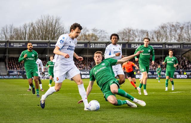 Dies Janse verspert Telstar-speler Nokkvi Thorisson met een machtige sliding de weg. 