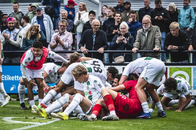 Feest bij de hoekvlag na de bevrijdende 3-1. De buit is binnen.