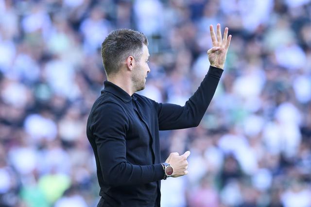 Excelsior-coach Ruben den Uil koos in Euroborg voor de aanval. 