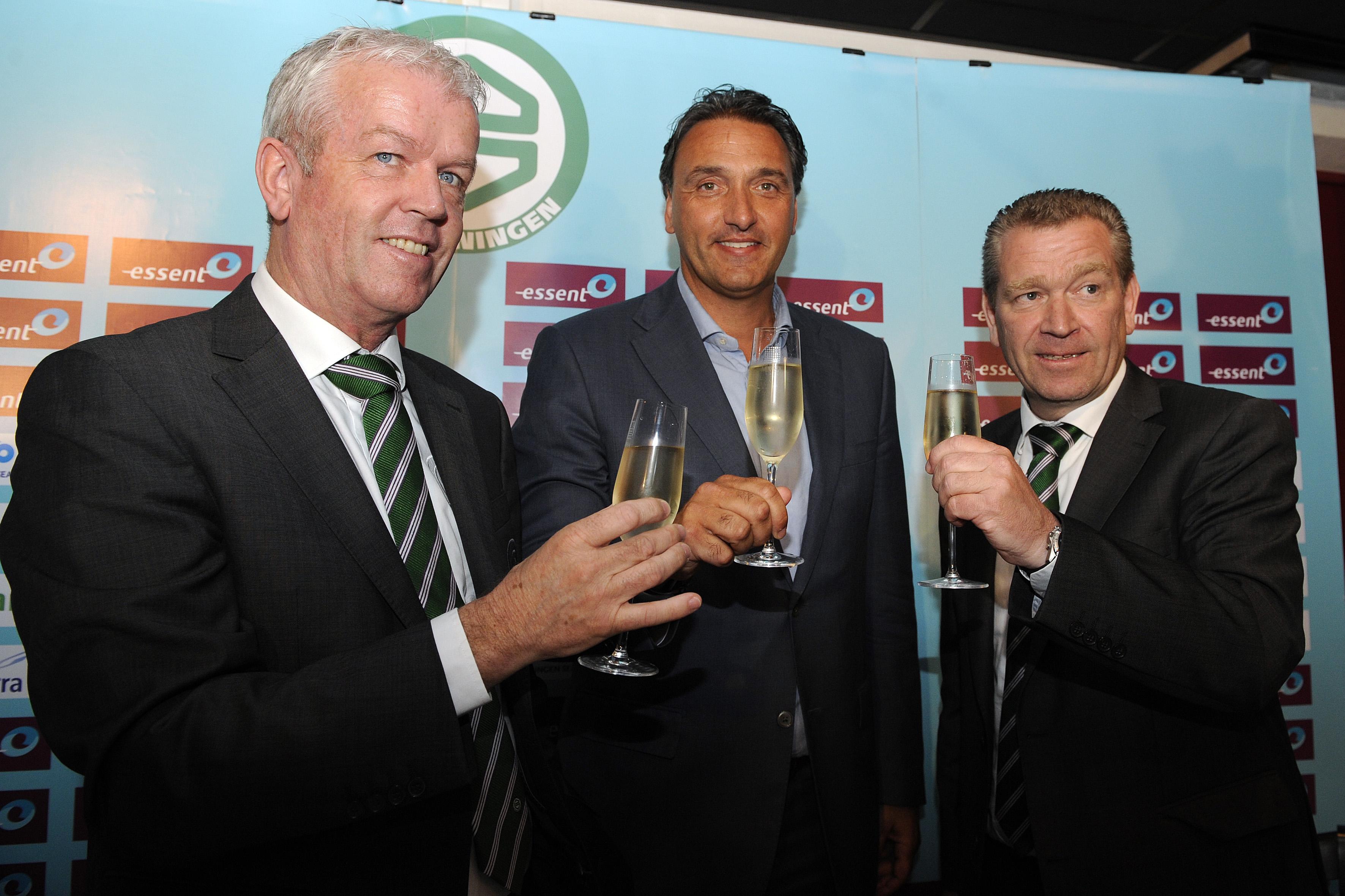 Henk Veldmate (links) proost met Hans Nijland op de komst van trainer Robert Maaskant (midden). 