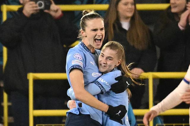 De Hoogeveense Vivianne Miedema (links) met Jess Park haar openingstreffer voor Manchester City in de wedstrijd tegen Chelsea. 