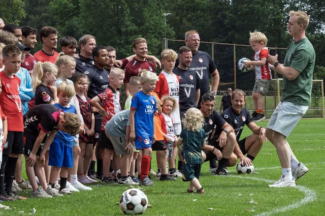 Een fotosessie met supportertjes vergt wat geduld.