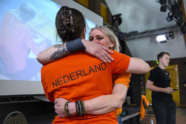 Verrassende debutante Henrieke van den Bosch (op de rug gezien) omhelst wereldkampioen Elly Mensen.