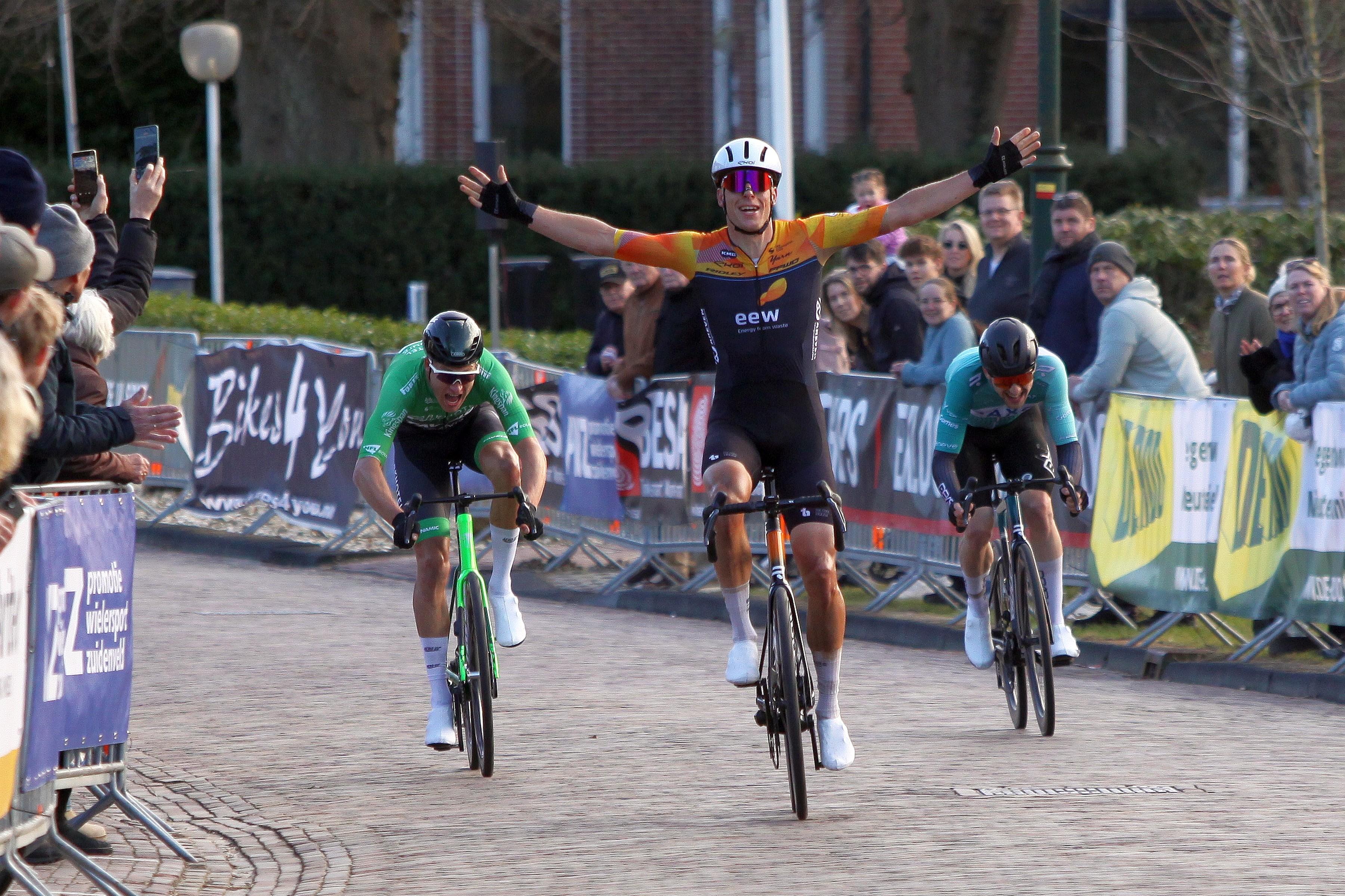Rick Ottema viert zijn overwinning in de Kasseienomloop van Exloo. 