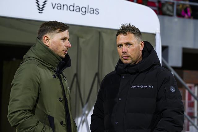 Menno van Dam (rechts) ontvangt zijn voorganger Robin Peter bij diens terugkeer in De Oude Meerdijk met zijn nieuwe club ADO. 
