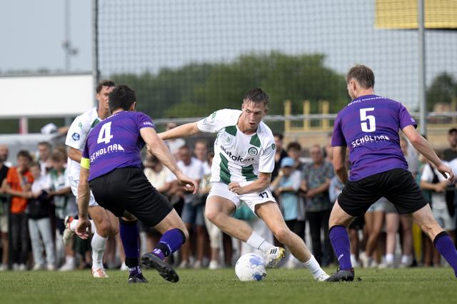 David van der Werff in actie tegen SV Bedum.