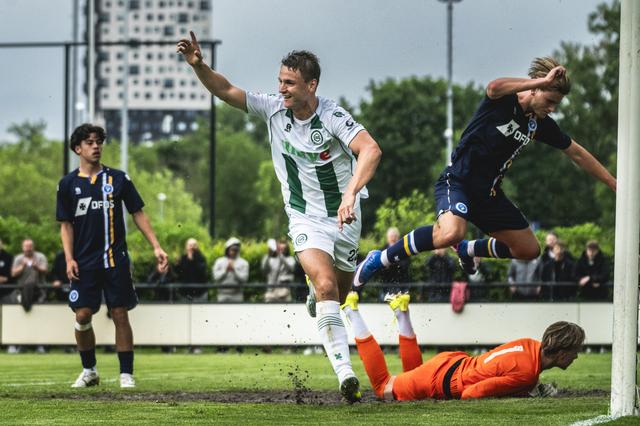Sven Bouland opent het bal met een fraaie kopgoal.