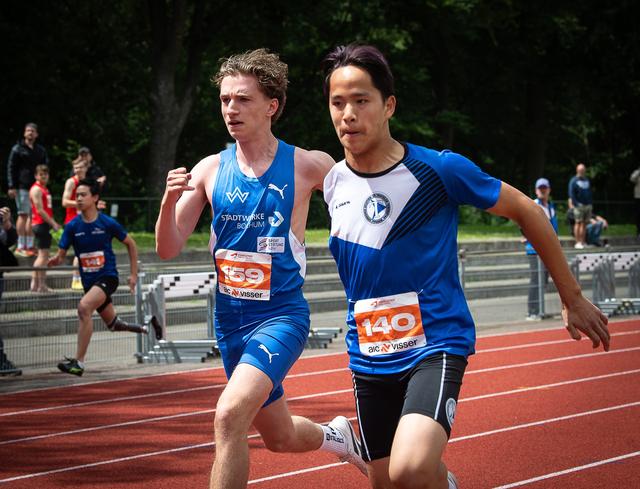 Sprinter Kian de Bruijn (rechts) snelt knap naar het brons in Assen op de 100 meter in een veld vol Duitse tegenstanders. 
