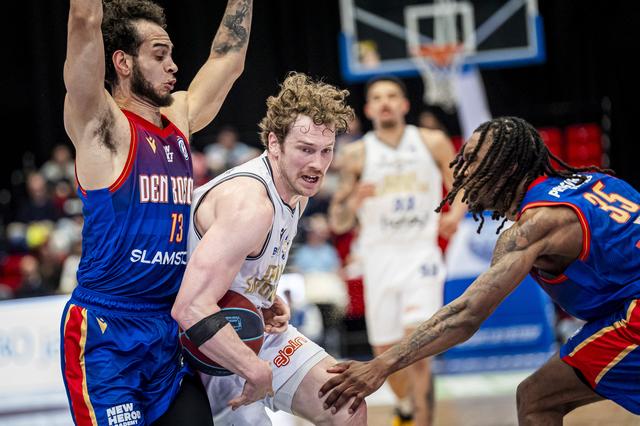 Austin Luke wurmt zich met bal onder de arm langs Troy Koehler en Jae'lyn Withers.