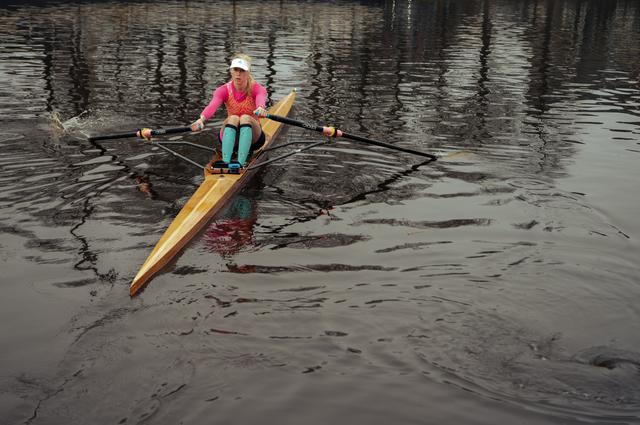 KGR De Hunze bestaat 140 jaar. Een roeister van de Groningse vereniging vertrekt voor een tochtje in een skiff.