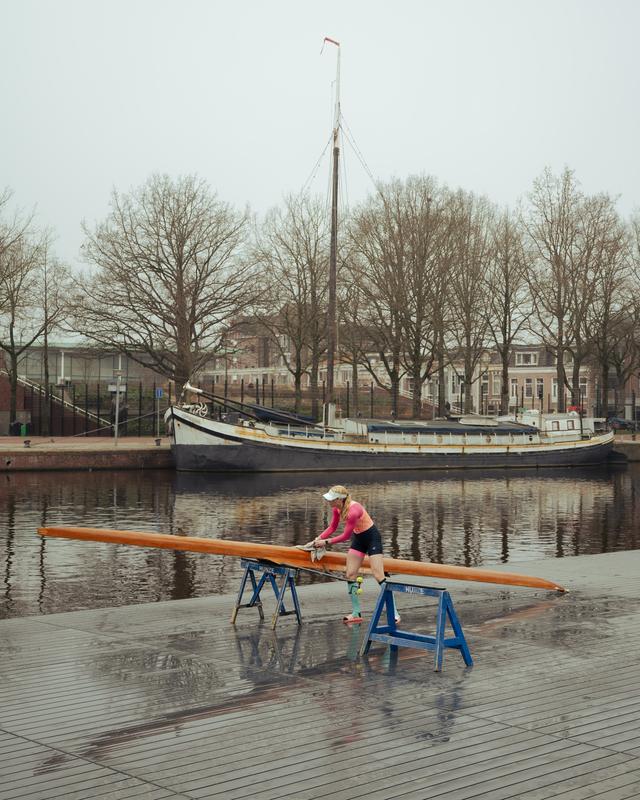 Een roeister van De Hunze maakt zich klaar voor een tochtje.