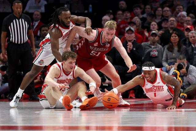 Rienk Mast namens Nebraska Cornhuskers in gevecht om de bal met drie spelers van Ohio State Buckeyes. 