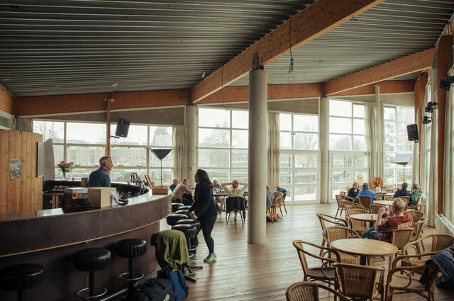 Het is rustig op de sociëteit van KGR De Hunze.