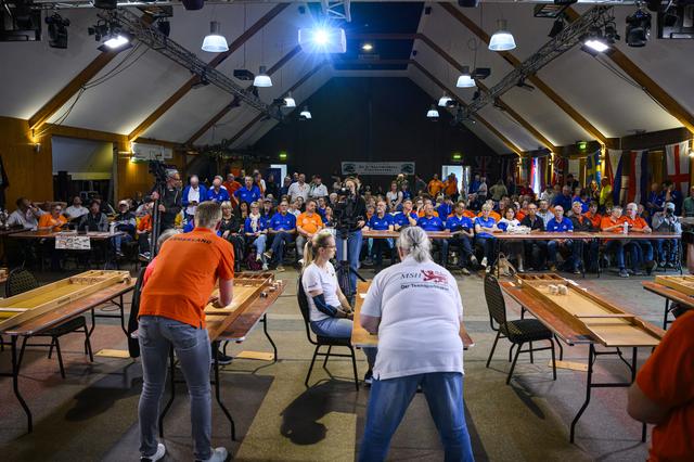 De landenteams in actie met links de Nederlanders op jacht naar goud.