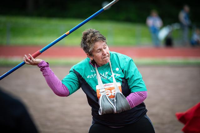 Joyce de Wit van Rotterdam Atletiek grijpt het zilver bij het speerwerpen met haar worp over de tien meter. 