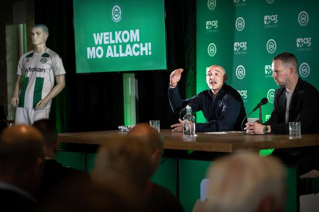 Mo Allach licht tijdens zijn presentatie als nieuwe technisch directeur van FC Groningen zijn werkwijze toe.