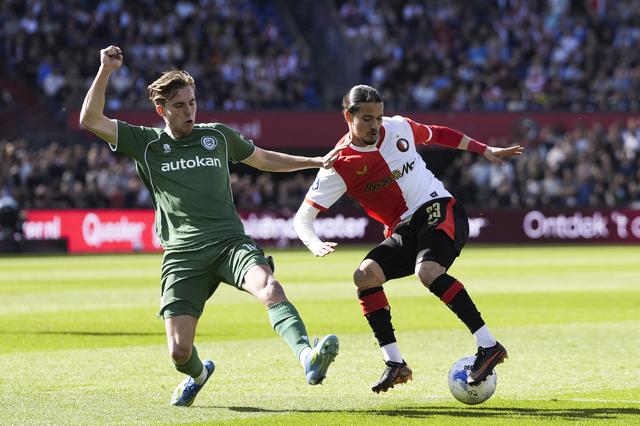 Tygo Land, hier in actie tegen Feyenoorder Anis Hadj Moussa, ziet een langer verblijf bij FC Groningen wel zitten. 