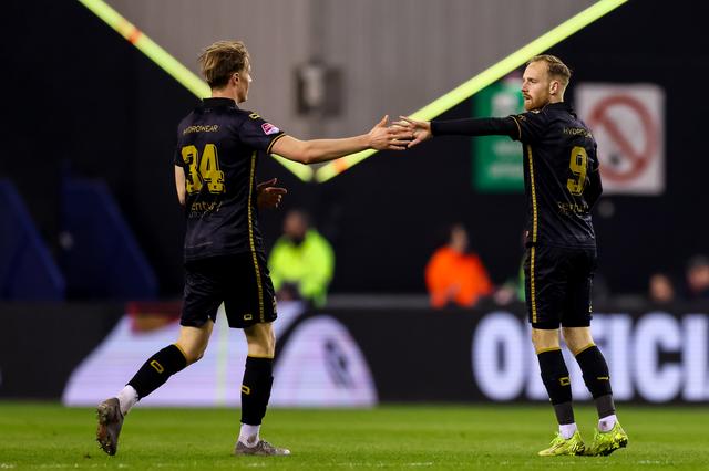 Romano Postema (nummer 9) bedankt Gijs Bolk voor zijn assist.