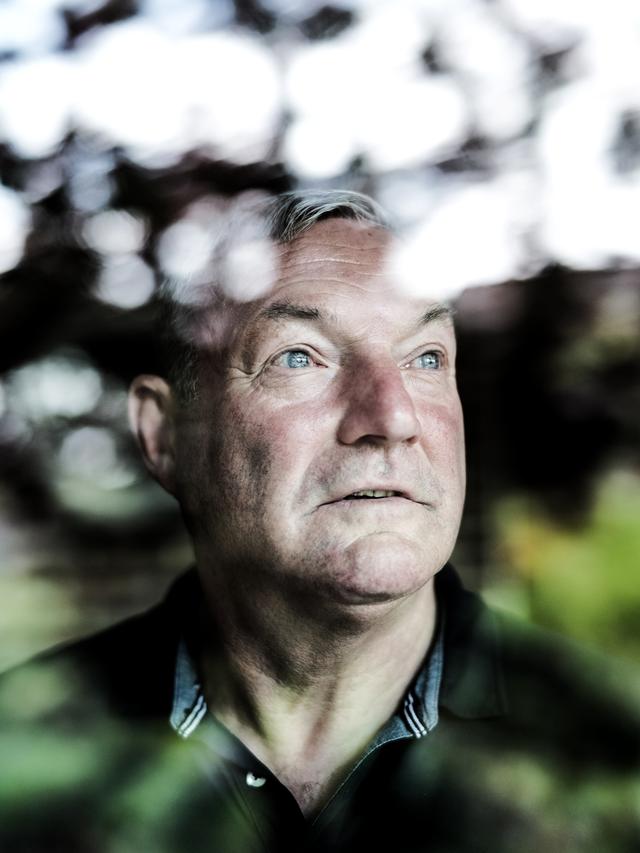 Ron Jans is met pensioen. Thuis in Tynaarlo blikt hij nog een keer terug op de hoogte- en dieptepunten uit zijn trainersloopbaan. 