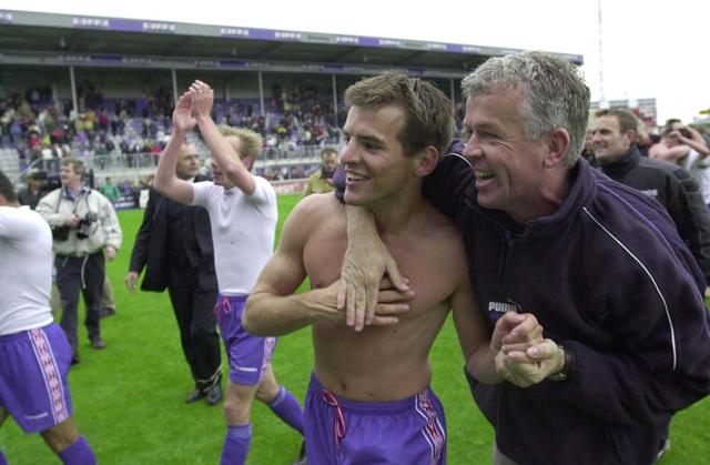 Henk Veldmate viert feest na de promotie van FC Groningen naar de eredivisie. 