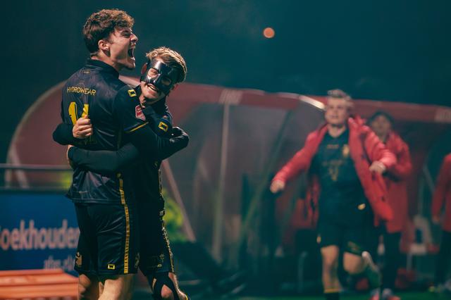 Stan van Manen en Daniël Beukers (met masker) vieren het winnende doelpunt van de Emmenaar.