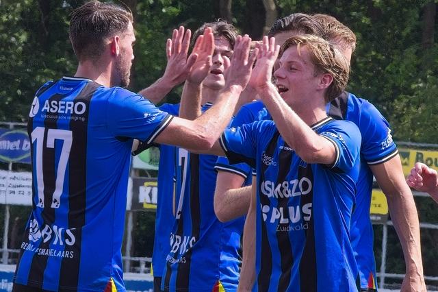 De spelers van Zuidwolde vieren een doelpunt.