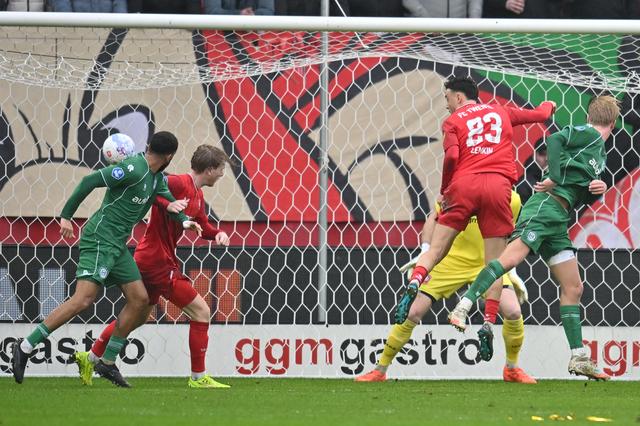 Marvin Peersman kopt FC Groningen uit een hoekschop op 0-1 tegen FC Twente. 