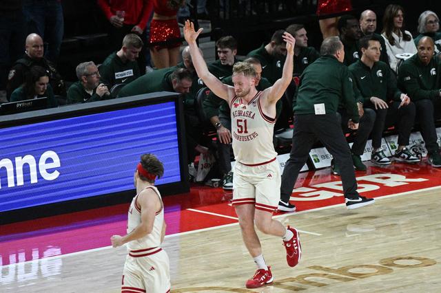 Rienk Mast viert voor 15.000 uitzinnige Nebraska-fans een driepunter tegen Michigan State.