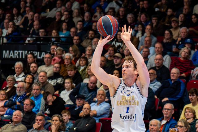 
De Amerikaan Austin Luke legt aan voor een score in een vol Martiniplaza. 