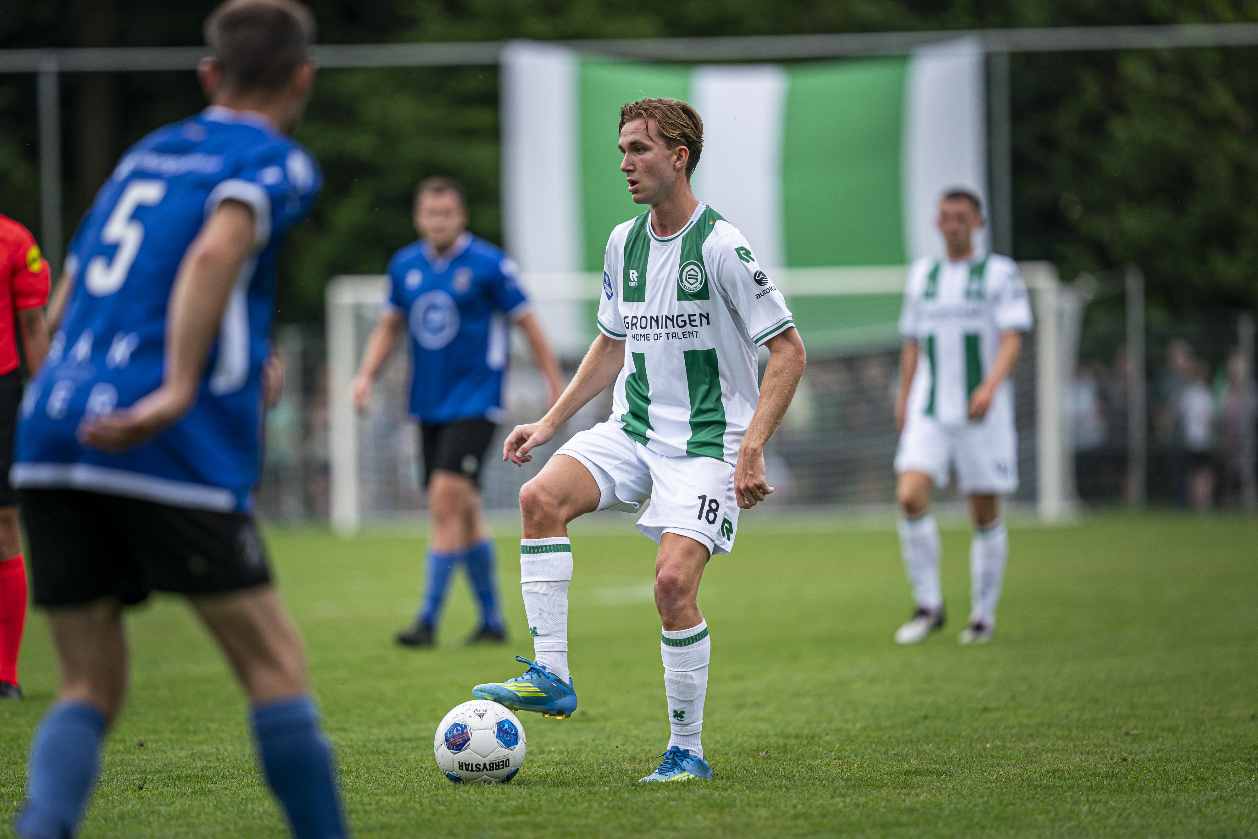 FC Groningen-middenvelder Tygo Land keerde voor het oefenduel met Peize terug in het dorp waar hij opgroeide. 