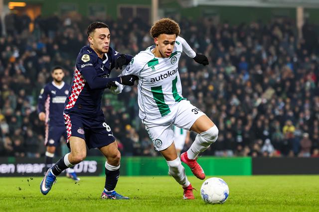 FC Groningen-talent Ryan Metu in duel met PSV-verdediger Serginio Dest.