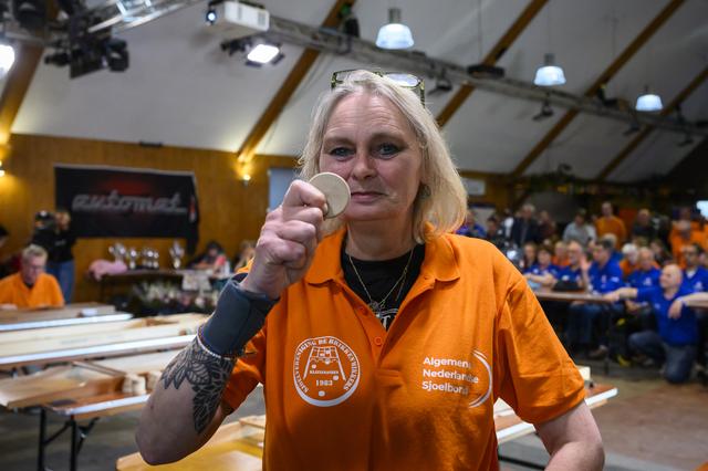 Elly Mensen meteen na haar derde wereldtitel sjoelen in Zwartemeer.