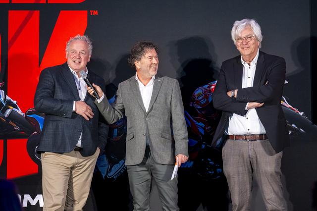 TT-voorzitter Arjan Bos, presentator Richard van der Made en circuitdirecteur Peter Oosterbaan