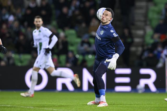 Etienne Vaessen in actie tijdens de wedstrijd tegen NAC in een ijskoud Euroborg.