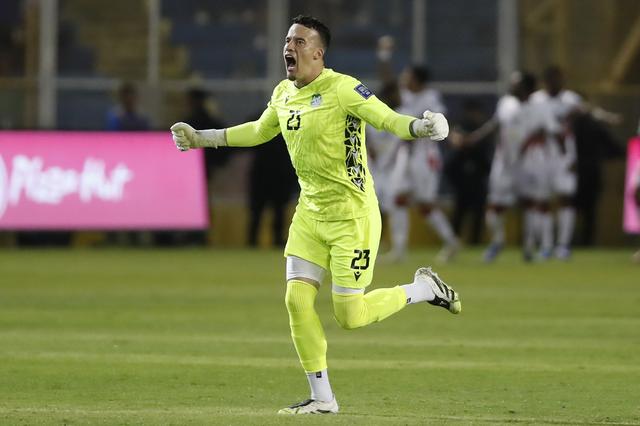 Etienne Vaessen viert een doelpunt van Suriname in het WK-kwalificatieduel met El Salvador. 