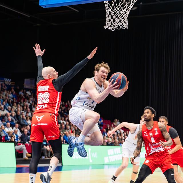 Austin Luke van Donar zweeft zich een weg naar de basket tegen Spirou.