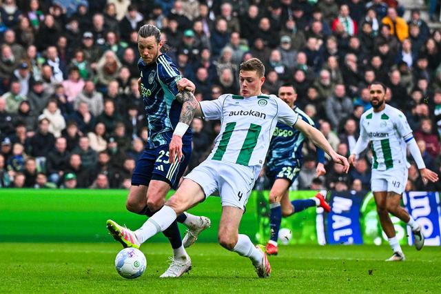 FC Groningen-verdediger Dies Janse (rechts) in duel met Ajax-spits Wout Weghorst. 