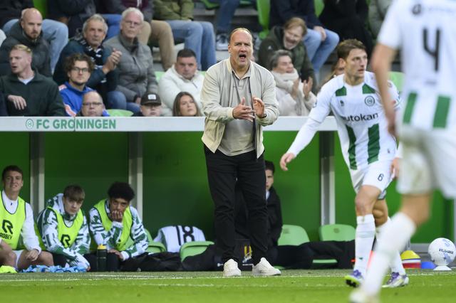 Dick Lukkien moedigt zijn spelers aan tijdens de wedstrijd FC Groningen-FC Twente. 