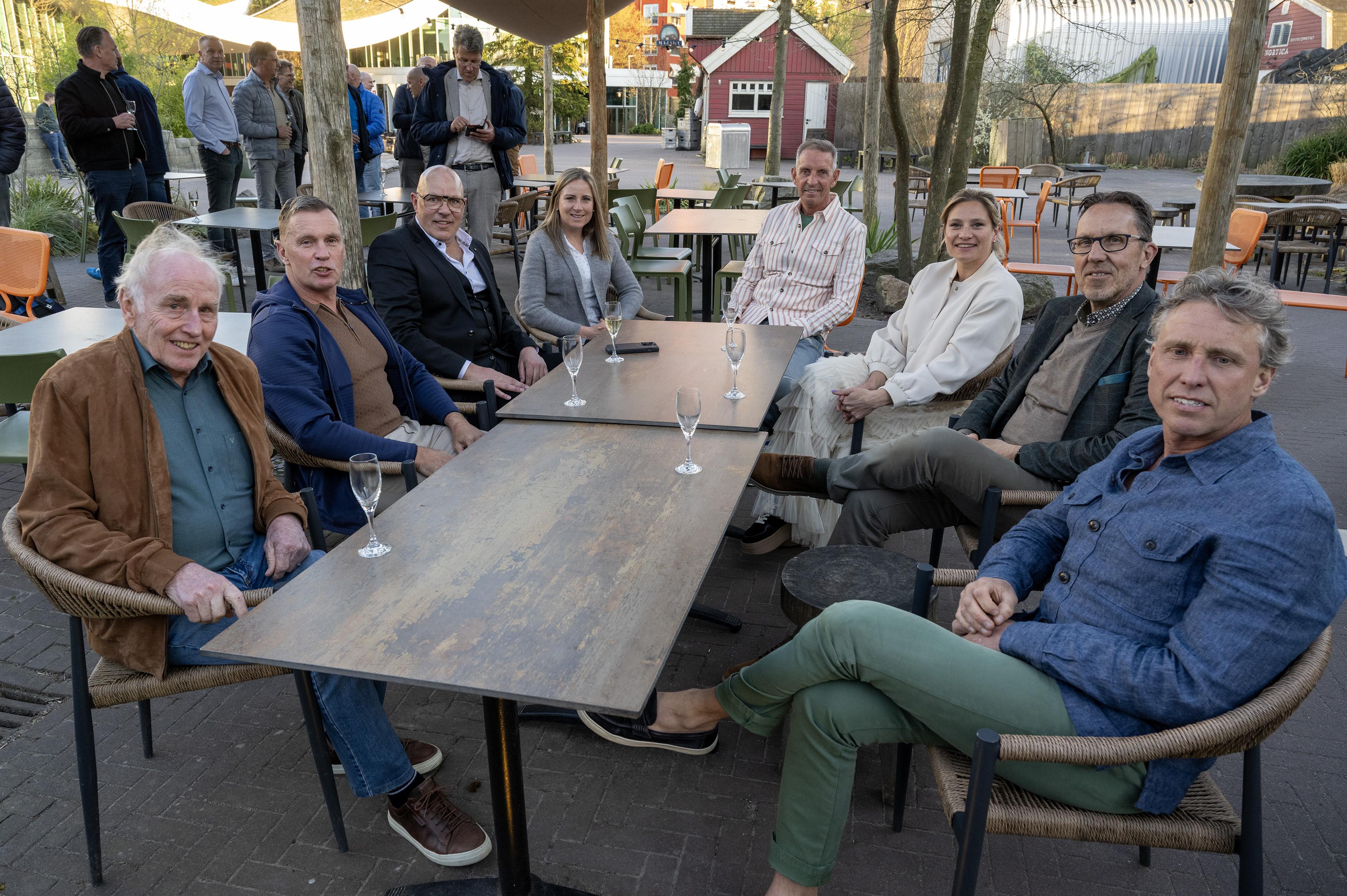 De wielerhelden aan tafel in Wildlands in Emmen, met van links naar rechts Joop Zoetemelk, Erik Dekker, Gert Jakobs, Annemiek van Vleuten, Steven Rooks, Roxanne Knetemann, Gio Lippens en Michael Boogerd.